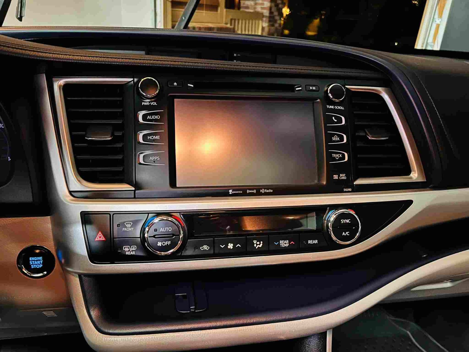 2021 Toyota Highlander center console restored and detailed with a deep cleaning of all surfaces, including leather conditioning, dust removal, and a polished, like-new finish for a pristine and refreshed look